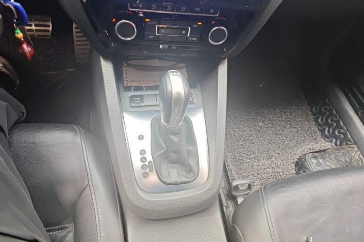 Used Volkswagen Sagitar 2014 Revised Version 1.4TSI Automatic Luxury Edition Gear Lever