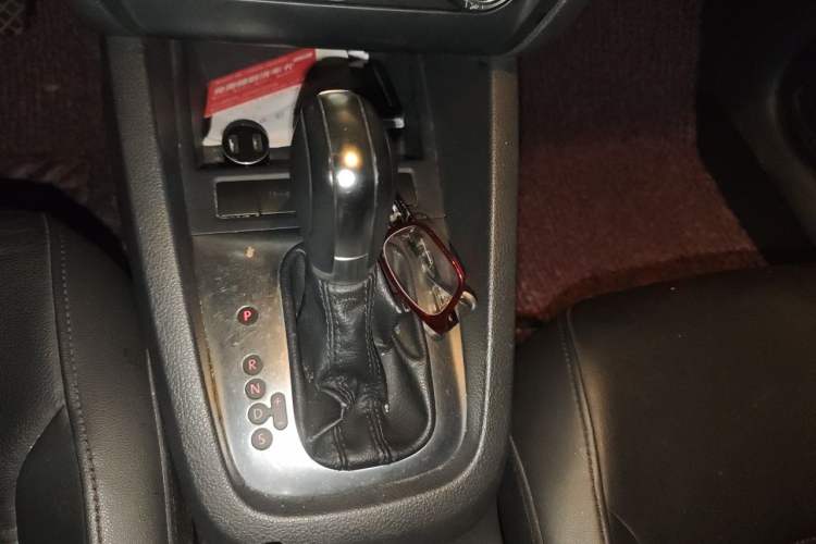 Used Volkswagen Sagitar 2014 1.6L Automatic Comfort Model Gear Lever