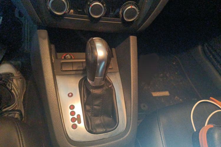 Used Volkswagen Sagitar 2014 Revised Version 1.6L Automatic Comfort Edition Gear Lever