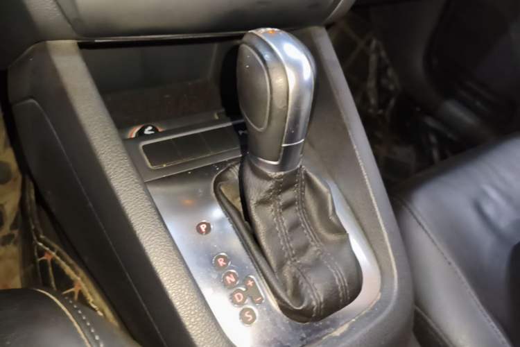 Used Volkswagen Sagitar 2014 Revised Version 1.4TSI Automatic Luxury Edition Gear Lever