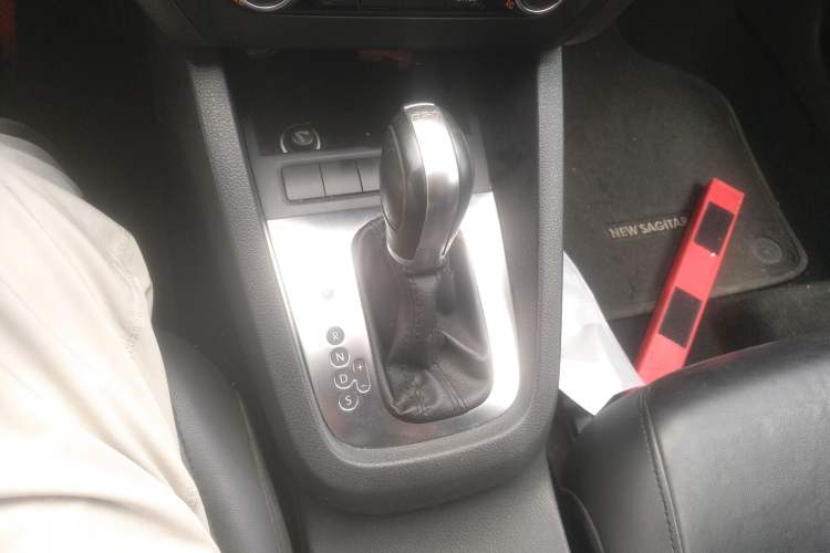 Used Volkswagen Sagitar 2014 1.4TSI Automatic Luxury Model Gear Lever