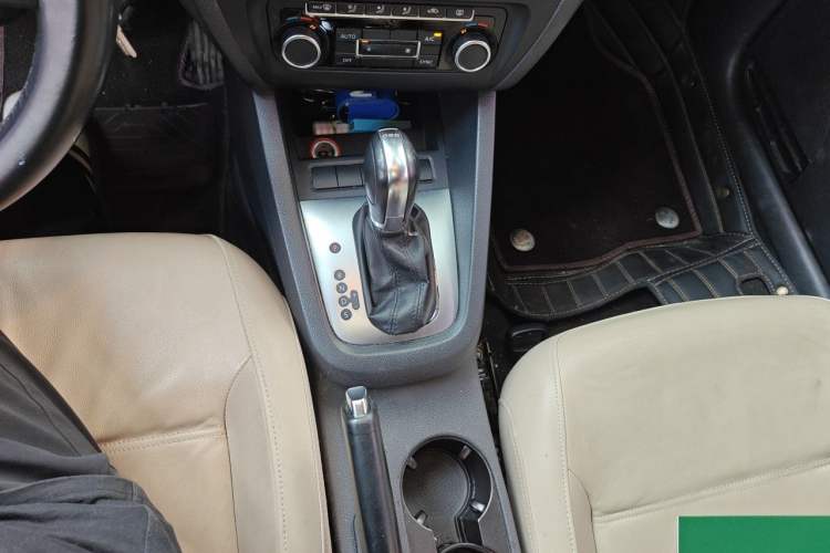 Used Volkswagen Sagitar 2014 Revised Version 1.4TSI Automatic Luxury Edition Gear Lever