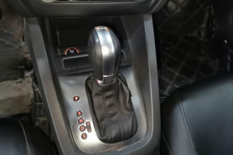 Used Volkswagen Sagitar 2014 Revised Version 1.4TSI Automatic Luxury Edition Gear Lever
