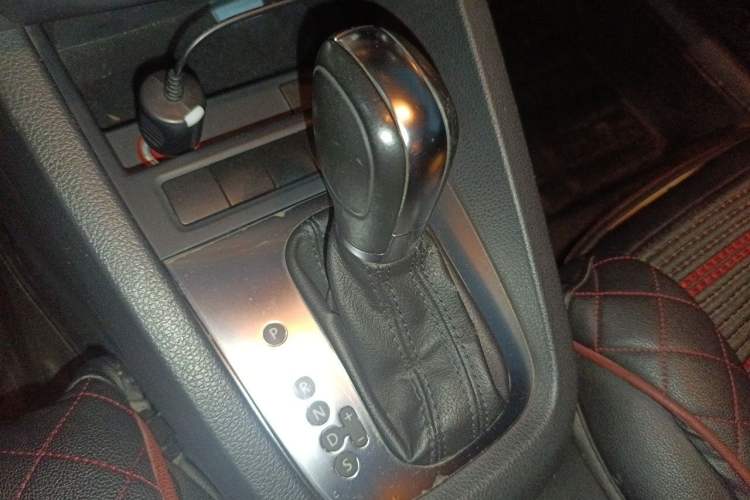 Used Volkswagen Sagitar 2014 1.6L Automatic Comfort Model Gear Lever