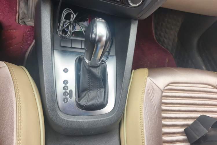 Used Volkswagen Sagitar 2014 Revised Version 1.4TSI Automatic Luxury Edition Gear Lever