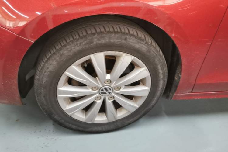 Used Volkswagen Sagitar 2014 Revised Version 1.4TSI Automatic Luxury Edition Left Front Wheel Hub