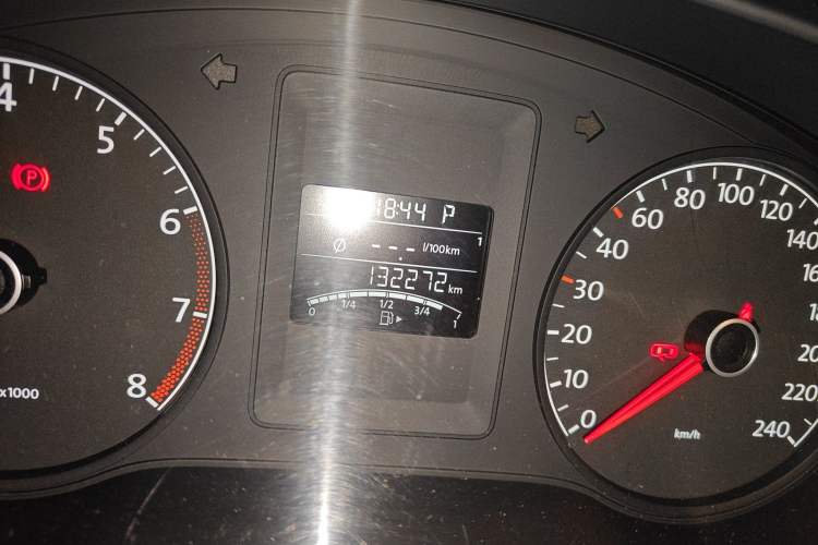 Used Volkswagen Sagitar 2014 Revised Version 1.6L Automatic Comfort Edition Odometer Close Up