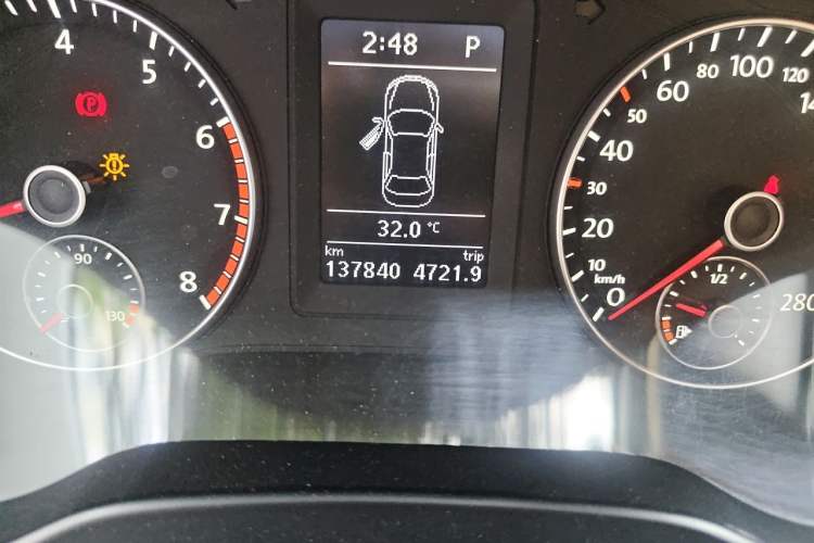 Used Volkswagen Sagitar 2014 1.4TSI Automatic Luxury Model Odometer Close Up