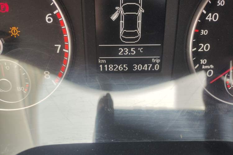 Used Volkswagen Sagitar 2014 1.4TSI Automatic Luxury Model Odometer Close Up
