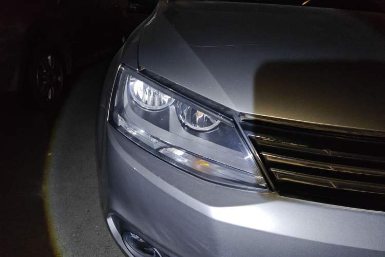 Used Volkswagen Sagitar 2014 Revised Version 1.6L Automatic Comfort Edition Right Front Headlight