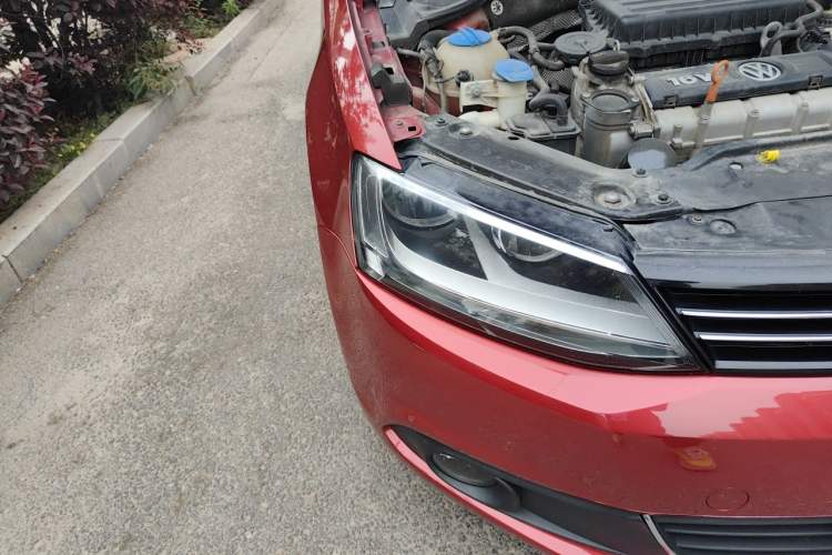 Used Volkswagen Sagitar 2014 Revised Version 1.6L Automatic Comfort Edition Right Front Headlight