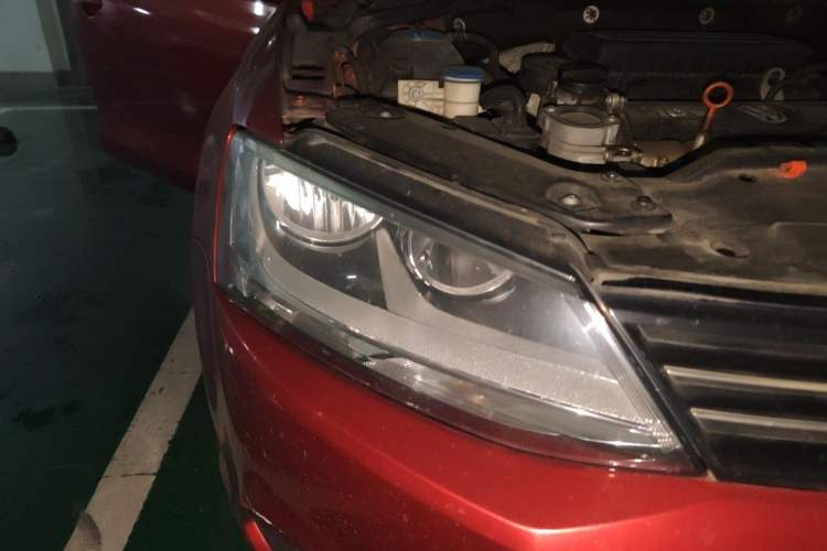 Used Volkswagen Sagitar 2014 1.6L Automatic Comfort Model Right Front Headlight