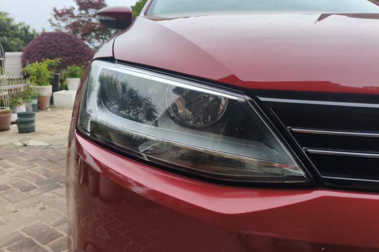 Used Volkswagen Sagitar 2014 Revised Version 1.6L Automatic Comfort Edition Right Front Headlight