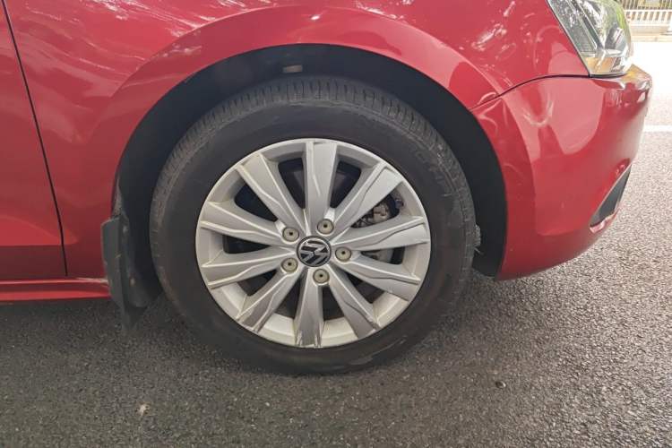 Used Volkswagen Sagitar 2014 Revised Version 1.4TSI Automatic Luxury Edition Right Front Wheel Hub