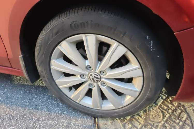 Used Volkswagen Sagitar 2014 1.6L Automatic Comfort Model Right Front Wheel Hub