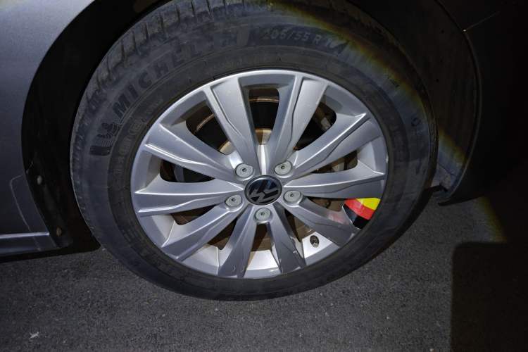 Used Volkswagen Sagitar 2014 Revised Version 1.6L Automatic Comfort Edition Right Front Wheel Hub