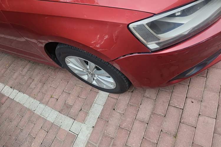 Used Volkswagen Sagitar 2014 1.4TSI Automatic Luxury Model Right Front Wheel Hub