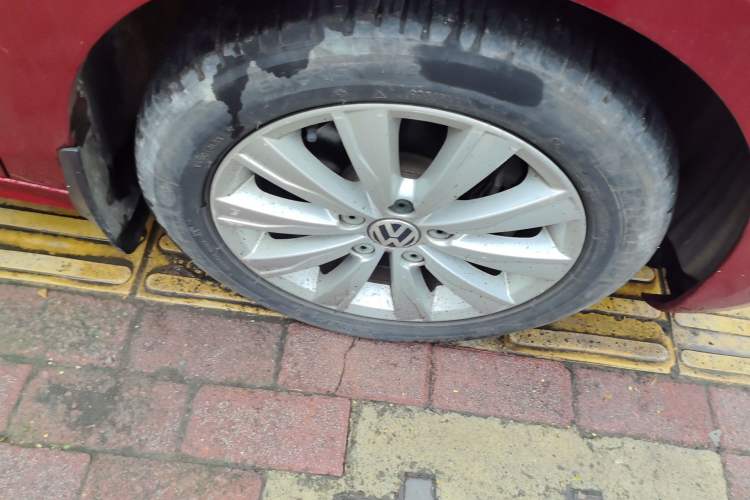 Used Volkswagen Sagitar 2014 1.4TSI Automatic Luxury Model Right Front Wheel Hub