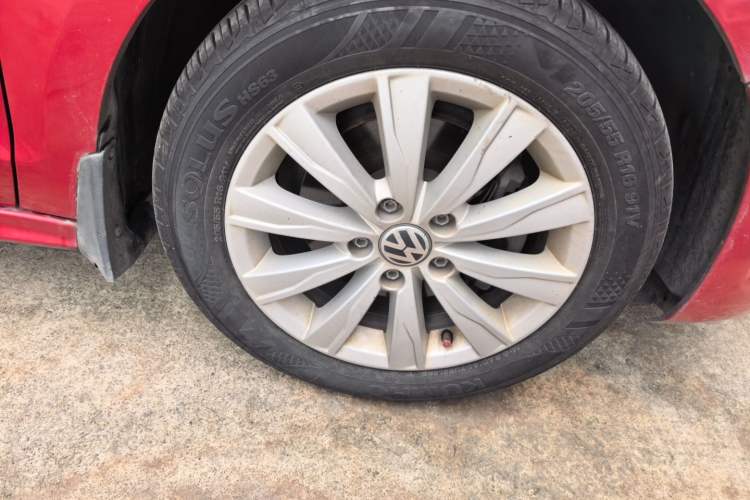 Used Volkswagen Sagitar 2014 1.4TSI Automatic Luxury Model Right Front Wheel Hub