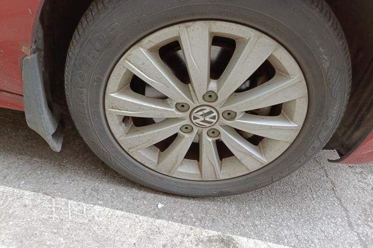 Used Volkswagen Sagitar 2014 1.4TSI Automatic Luxury Model Right Front Wheel Hub