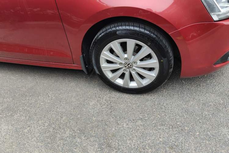 Used Volkswagen Sagitar 2014 Revised Version 1.6L Automatic Comfort Edition Right Front Wheel Hub