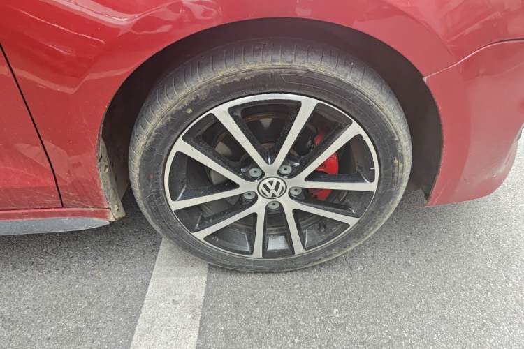 Used Volkswagen Sagitar 2014 Revised Version 1.4TSI Automatic Luxury Edition Right Front Wheel Hub