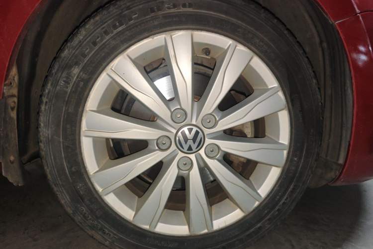 Used Volkswagen Sagitar 2014 1.6L Automatic Comfort Model Right Front Wheel Hub
