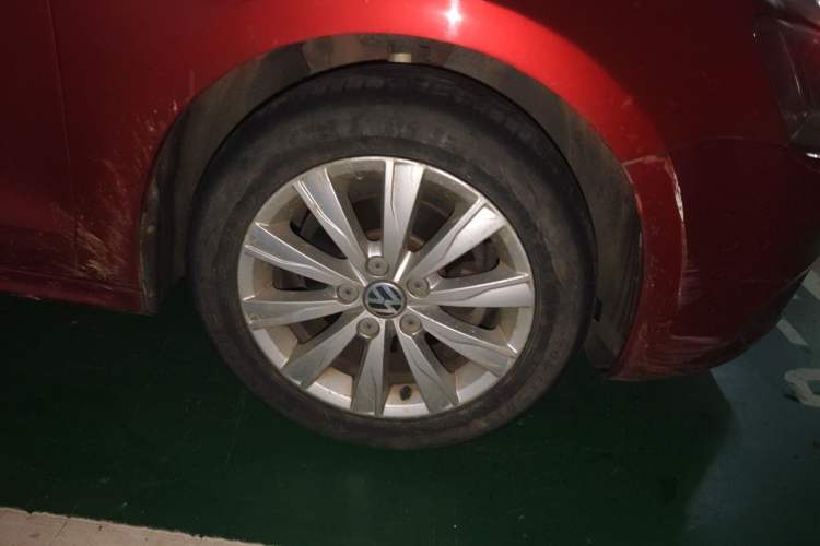 Used Volkswagen Sagitar 2014 1.6L Automatic Comfort Model Right Front Wheel Hub