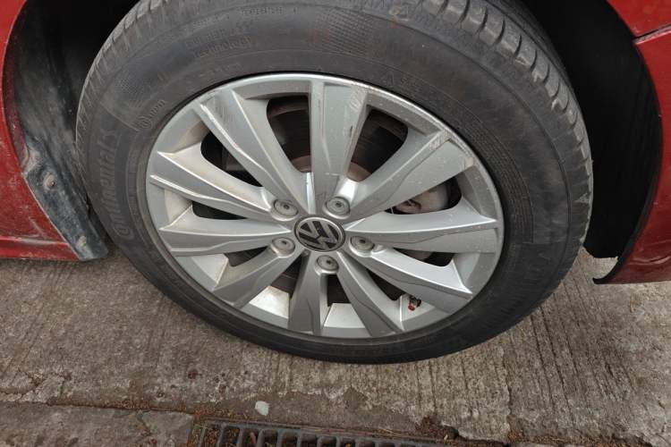Used Volkswagen Sagitar 2014 Revised Version 1.4TSI Automatic Luxury Edition Right Front Wheel Hub