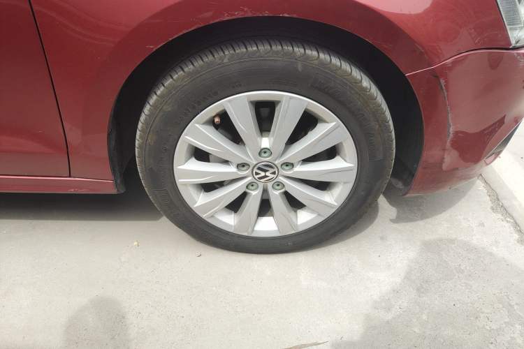 Used Volkswagen Sagitar 2014 1.4TSI Automatic Luxury Model Right Front Wheel Hub