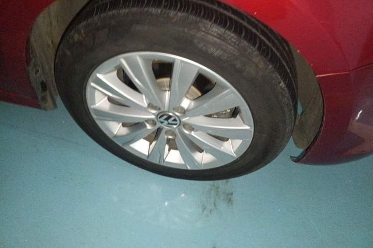 Used Volkswagen Sagitar 2014 1.6L Automatic Comfort Model Right Front Wheel Hub