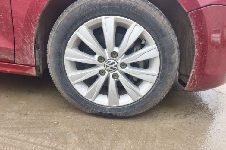 Used Volkswagen Sagitar 2014 Revised Version 1.4TSI Automatic Luxury Edition Right Front Wheel Hub
