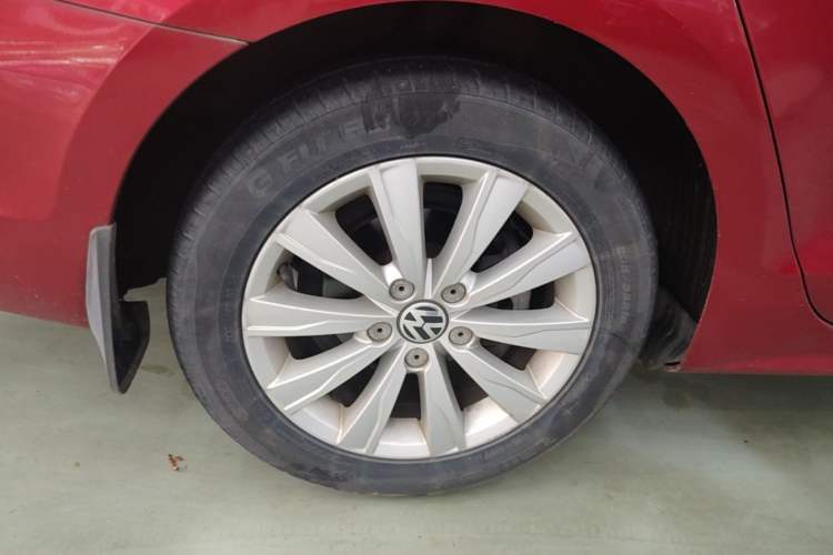 Used Volkswagen Sagitar 2014 Revised Version 1.6L Automatic Comfort Edition Right Rear Wheel Hub