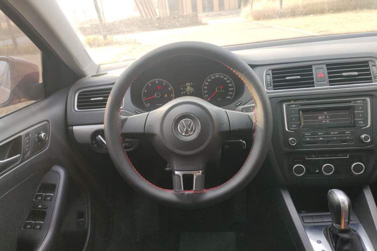 Used Volkswagen Sagitar 2014 Revised Version 1.6L Automatic Comfort Edition Steering Wheel