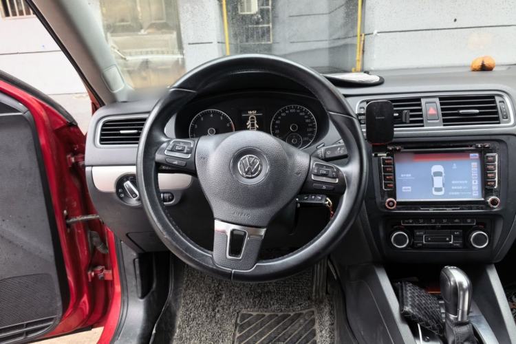 Used Volkswagen Sagitar 2014 1.4TSI Automatic Luxury Model Steering Wheel