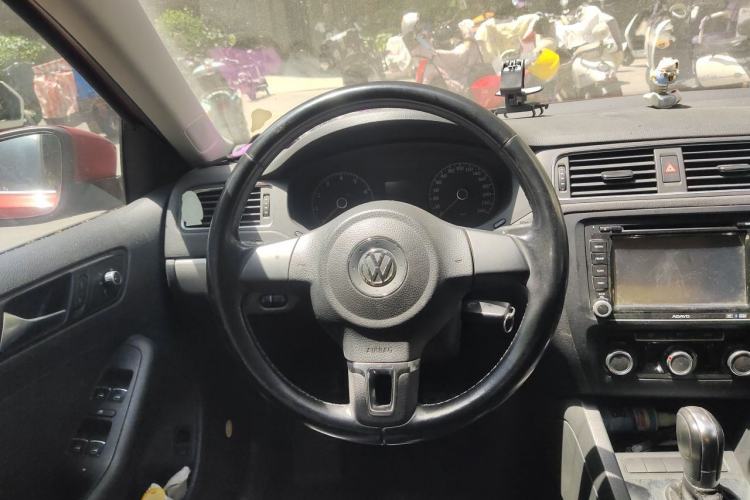Used Volkswagen Sagitar 2014 Revised Version 1.6L Automatic Comfort Edition Steering Wheel