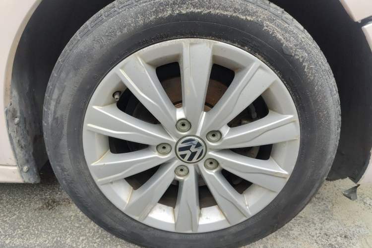 Used Volkswagen Sagitar 2014 1.6L Automatic Comfort Model Right Front Wheel Hub