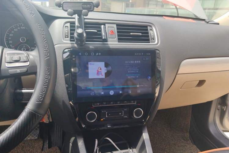 Used Volkswagen Sagitar 2014 Revised Version 1.4TSI Automatic Luxury Edition Audio And AC Panel