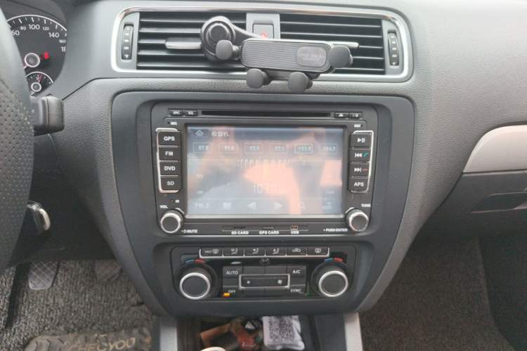 Used Volkswagen Sagitar 2014 Revised Version 1.4TSI Manual Luxury Edition Audio And AC Panel
