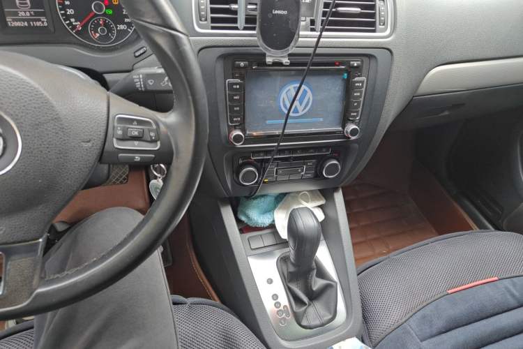 Used Volkswagen Sagitar 2014 1.4TSI Automatic Luxury Model Audio And AC Panel