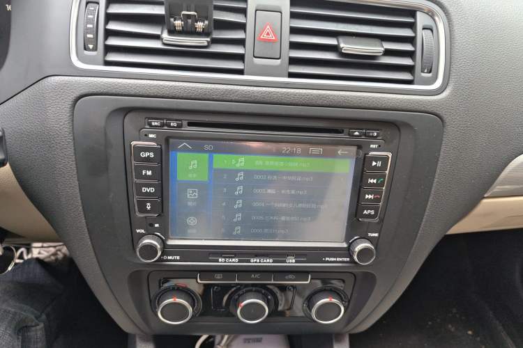 Used Volkswagen Sagitar 2014 Revised Version 1.6L Automatic Comfort Edition Audio And AC Panel