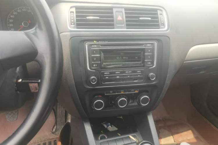 Used Volkswagen Sagitar 2014 Revised Version 1.6L Manual Comfort Edition Audio And AC Panel