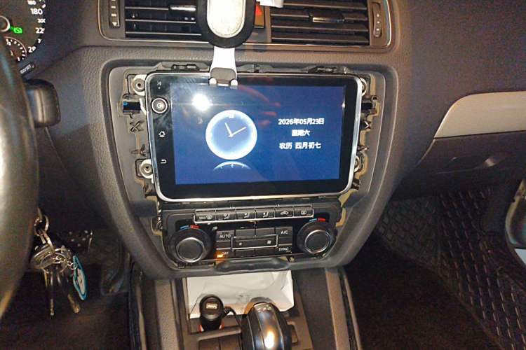 Used Volkswagen Sagitar 2014 Revised Version 1.4TSI Automatic Luxury Edition Audio And AC Panel