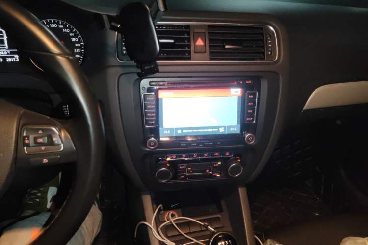 Used Volkswagen Sagitar 2014 Revised Version 1.4TSI Manual Luxury Edition Audio And AC Panel