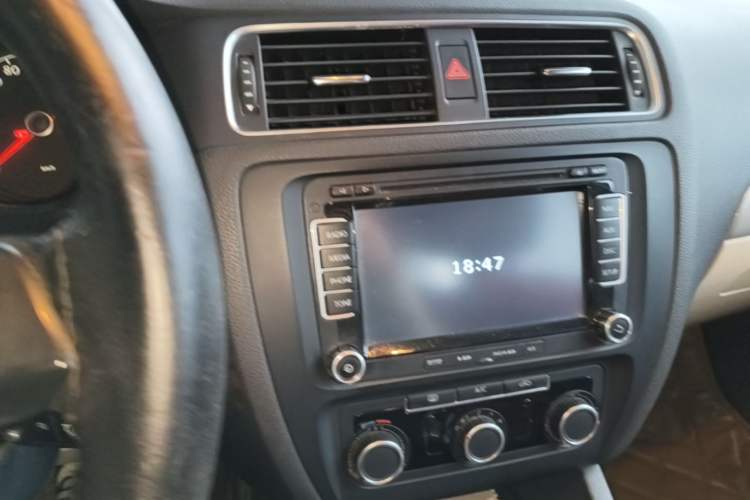 Used Volkswagen Sagitar 2014 Revised Version 1.6L Automatic Comfort Edition Audio And AC Panel