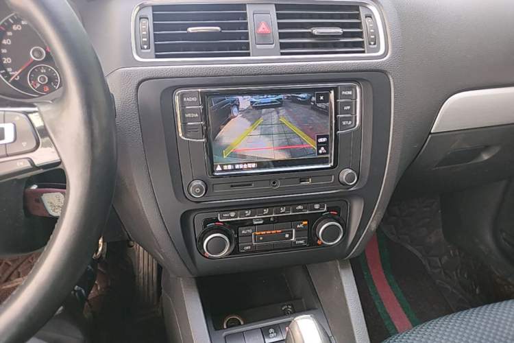 Used Volkswagen Sagitar 2014 1.4TSI BlueMotion Edition Audio And AC Panel