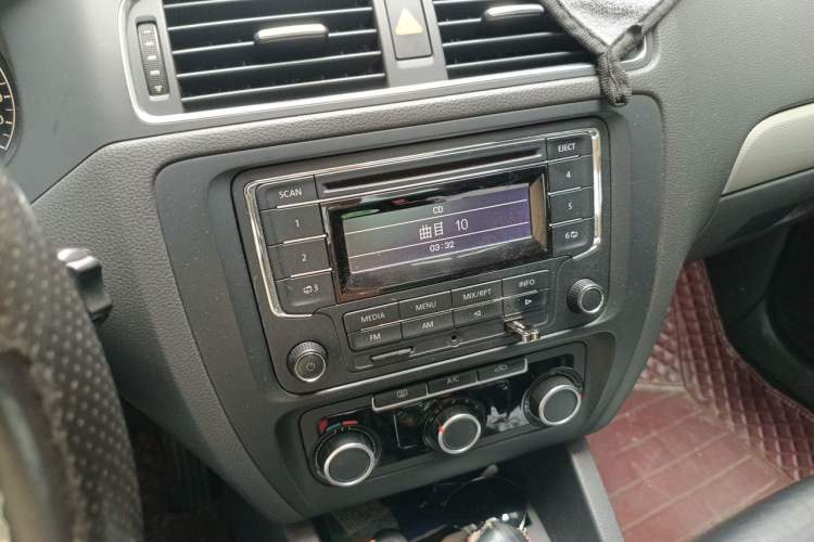 Used Volkswagen Sagitar 2014 Revised Version 1.6L Automatic Comfort Edition Audio And AC Panel