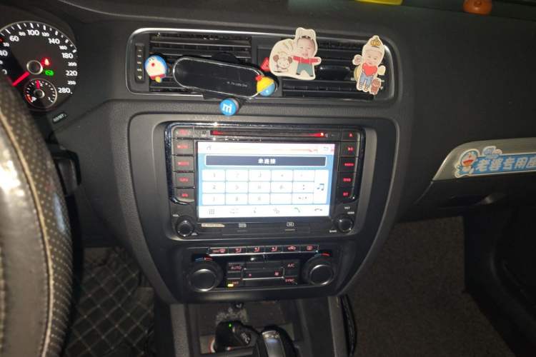 Used Volkswagen Sagitar 2014 1.4TSI Automatic Luxury Model Audio And AC Panel