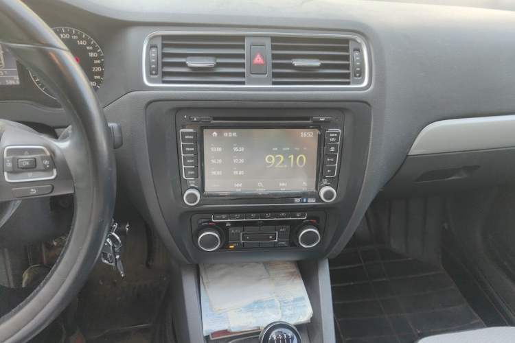 Used Volkswagen Sagitar 2014 1.4TSI Manual Luxury Model Audio And AC Panel