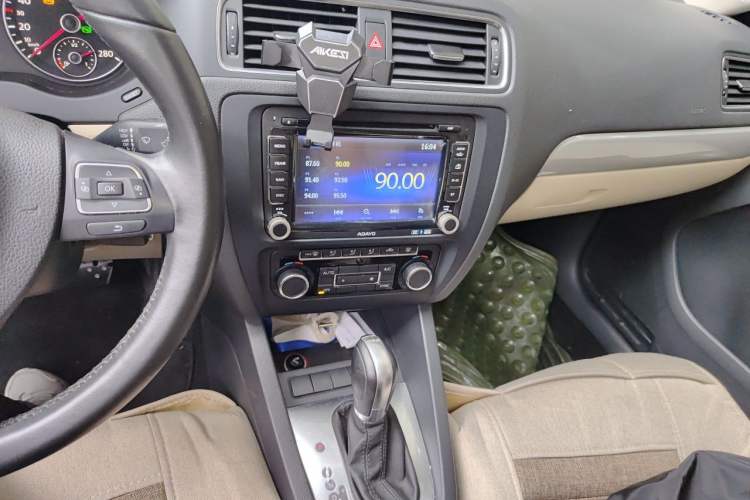 Used Volkswagen Sagitar 2014 Revised Version 1.4TSI Automatic Luxury Edition Audio And AC Panel